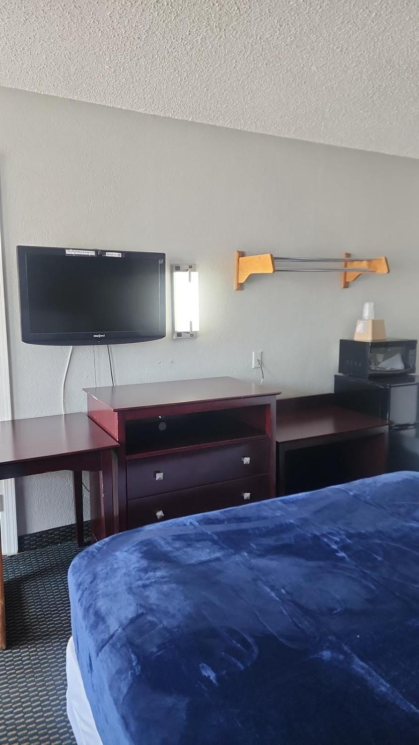 Queen Bed Hotel Room 114 Apartment in Amarillo