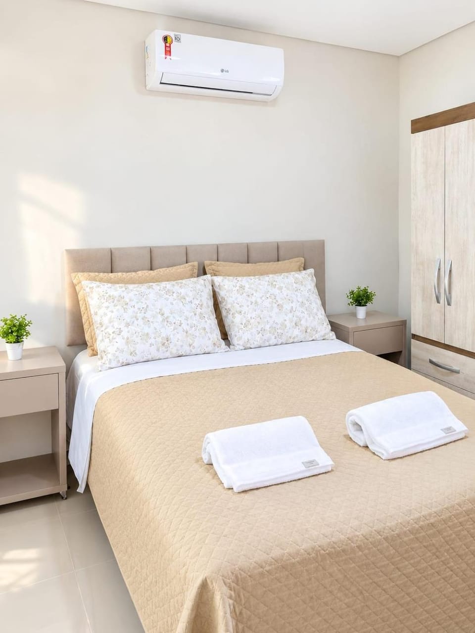 Bed, Photo of the whole room, Bedroom, internet, towels, air conditioner