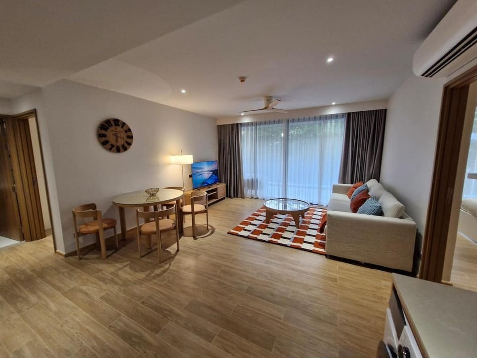 TV and multimedia, Living room, Dining area