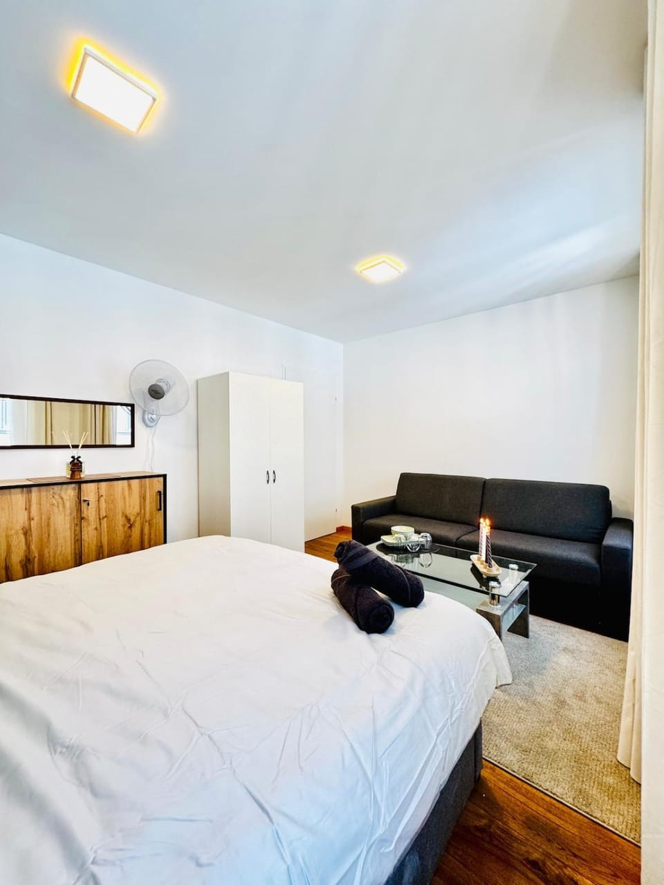 Bed, Seating area, Bedroom