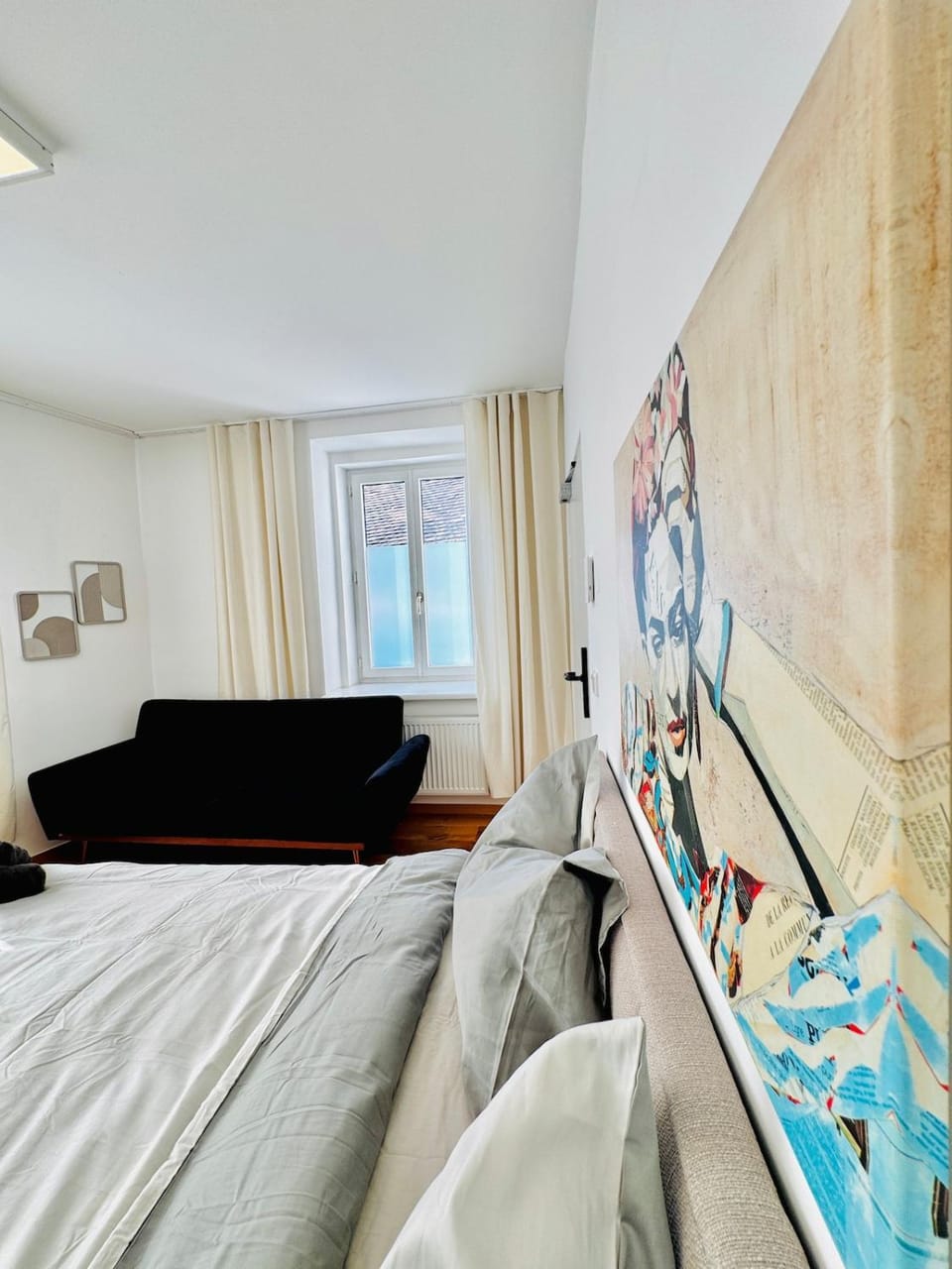 Bed, TV and multimedia, Seating area, Bedroom