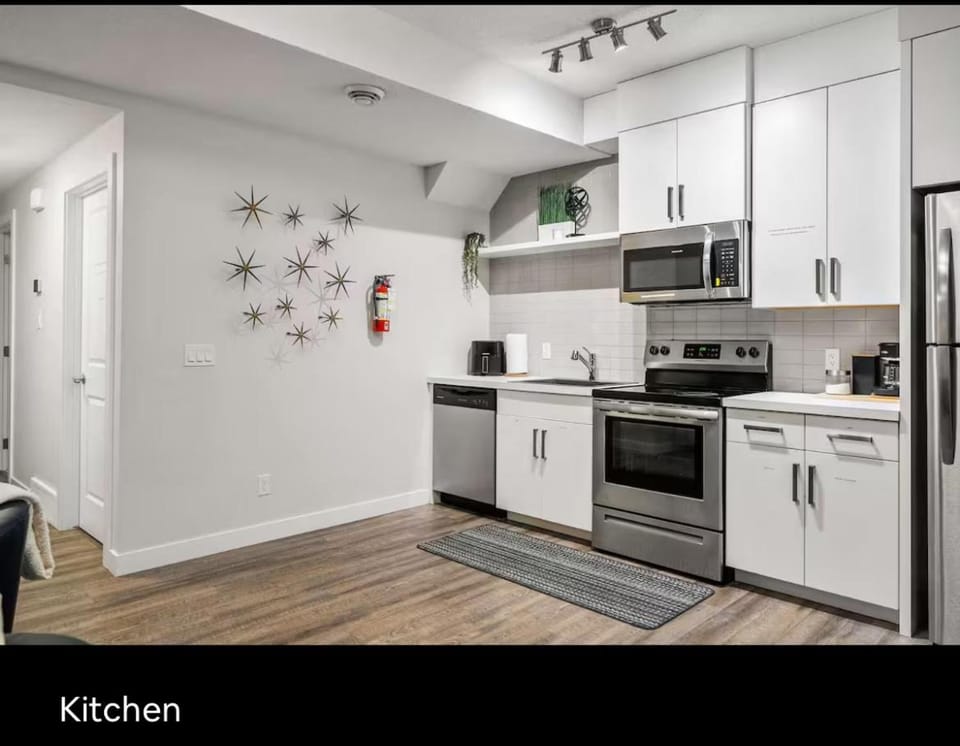 Brand new suite with parking pad at the back Apartment in Calgary