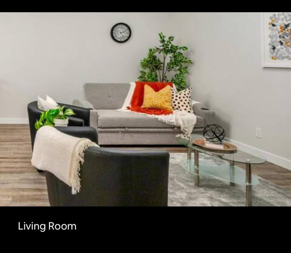 Brand new suite with parking pad at the back Apartment in Calgary