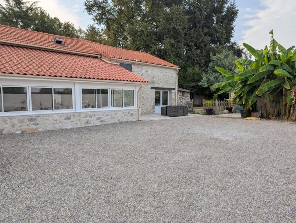 4 Bedroom Villa & Pool 9-10 personnes Villa in Nouvelle-Aquitaine