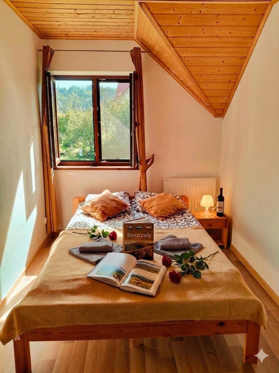 Chaty Gajowego w Bieszczadach z basenem 517-665-624 Apartment in Slovakia