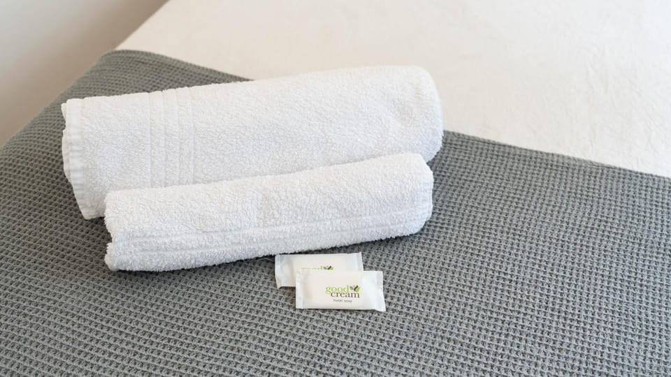 Bedroom, towels