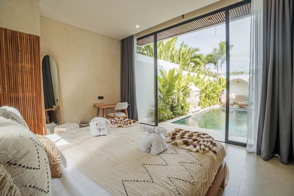 Bed, Bedroom, Swimming pool