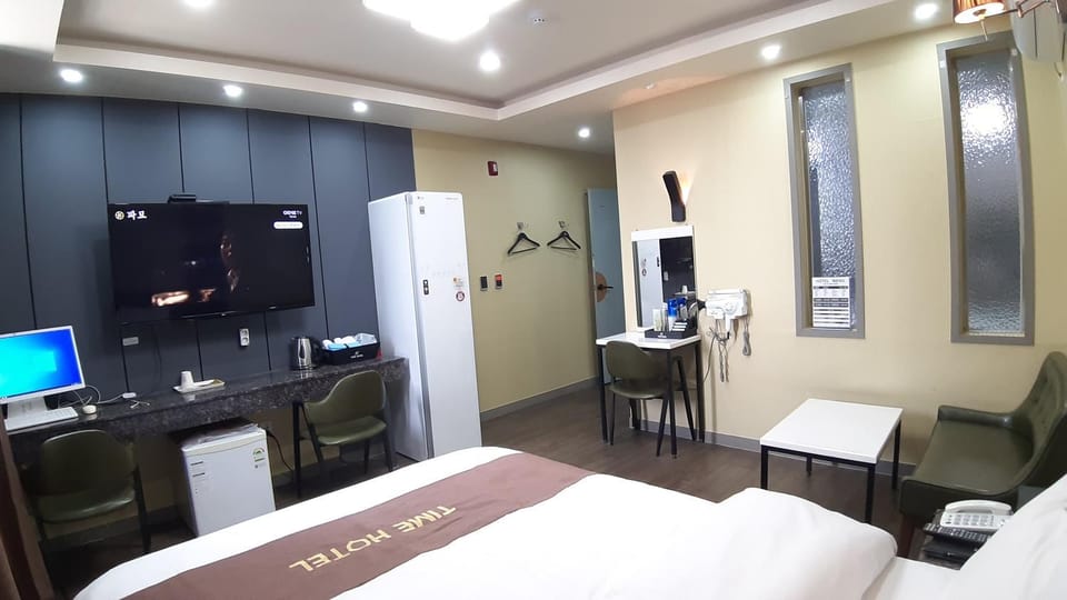 Bed, TV and multimedia, Bedroom, wardrobe