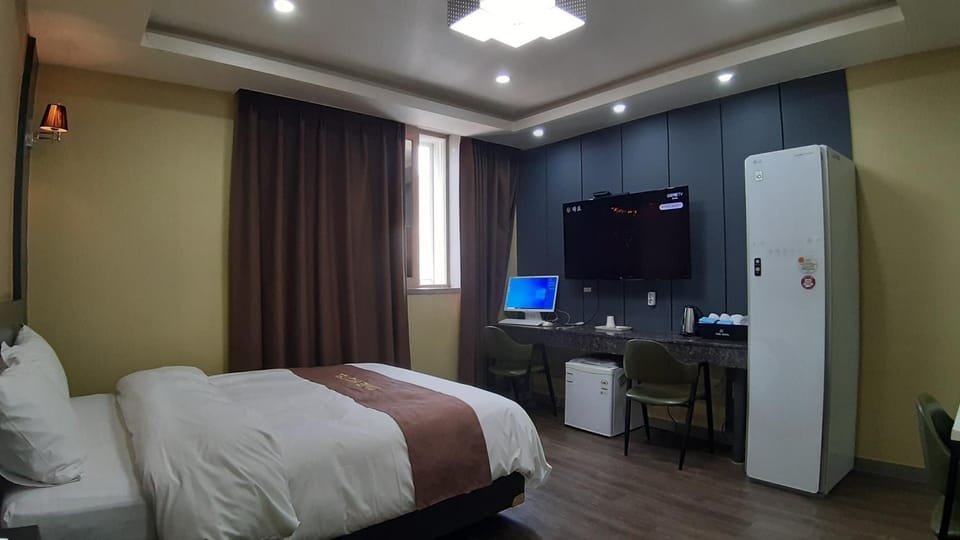 Bed, TV and multimedia, Photo of the whole room, Bedroom