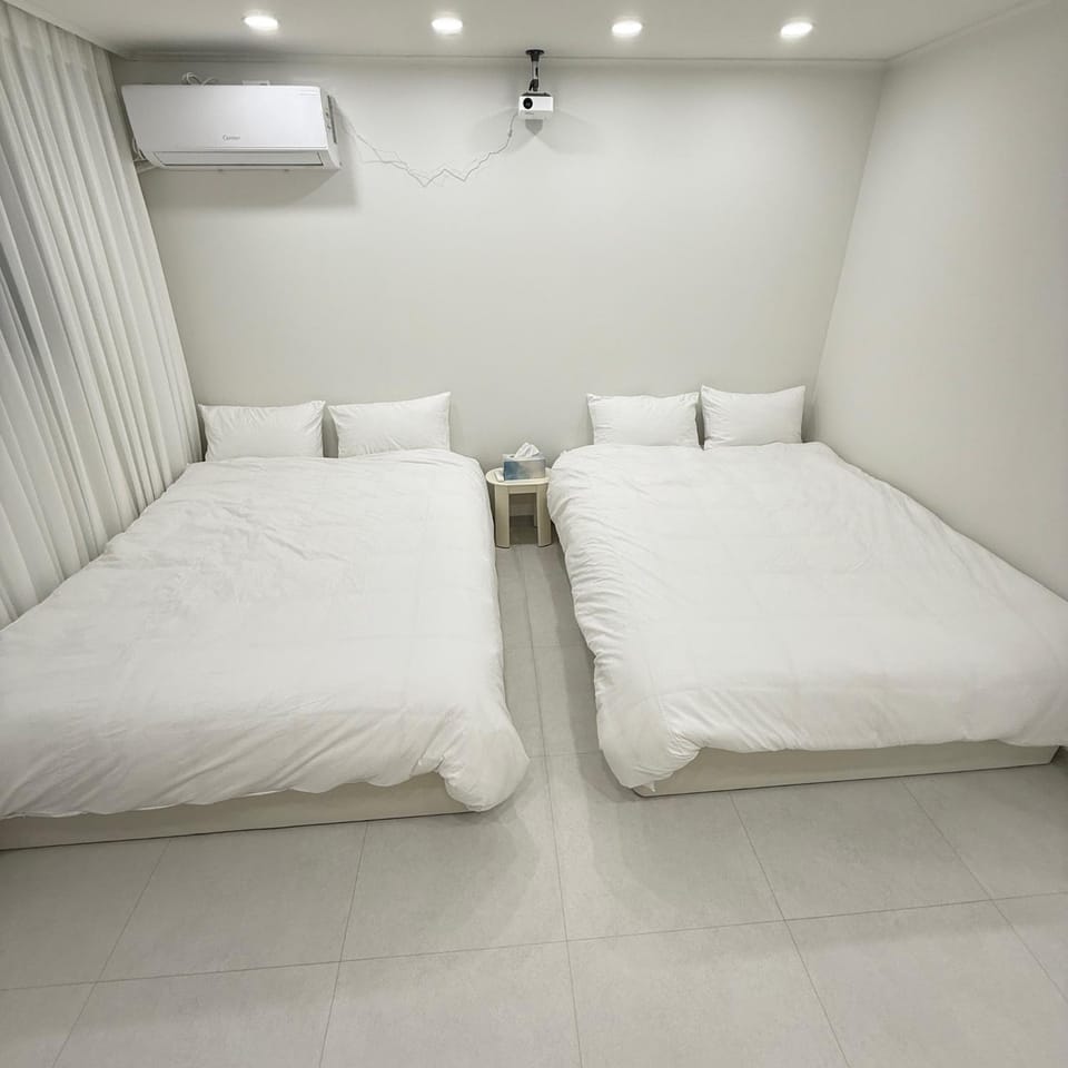 Bed, Bedroom, air conditioner