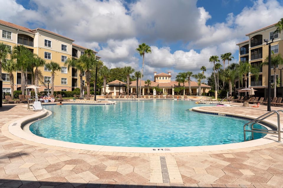 Property building, Day, Pool view, Swimming pool, sunbed
