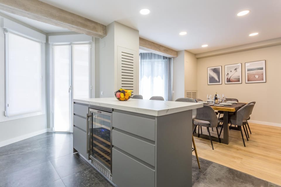 Kitchen or kitchenette, Dining area
