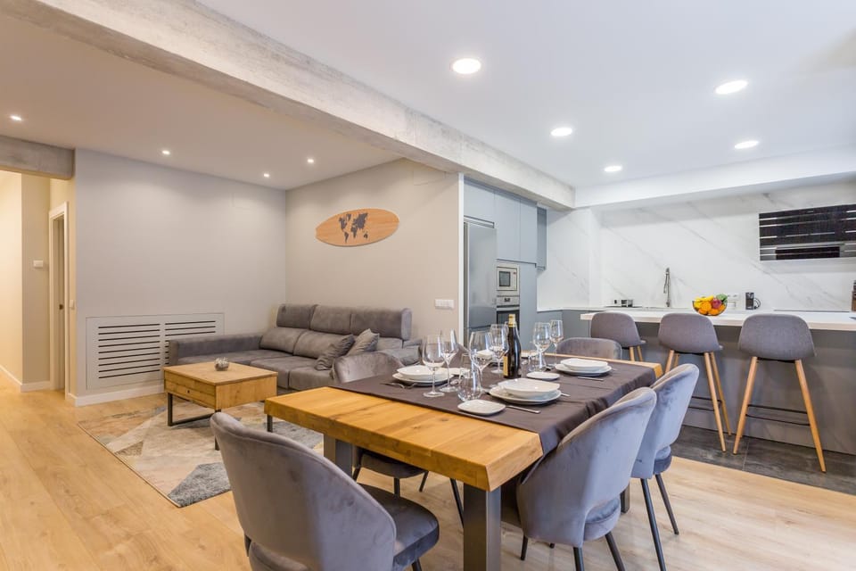 TV and multimedia, Kitchen or kitchenette, Living room, Seating area, Dining area
