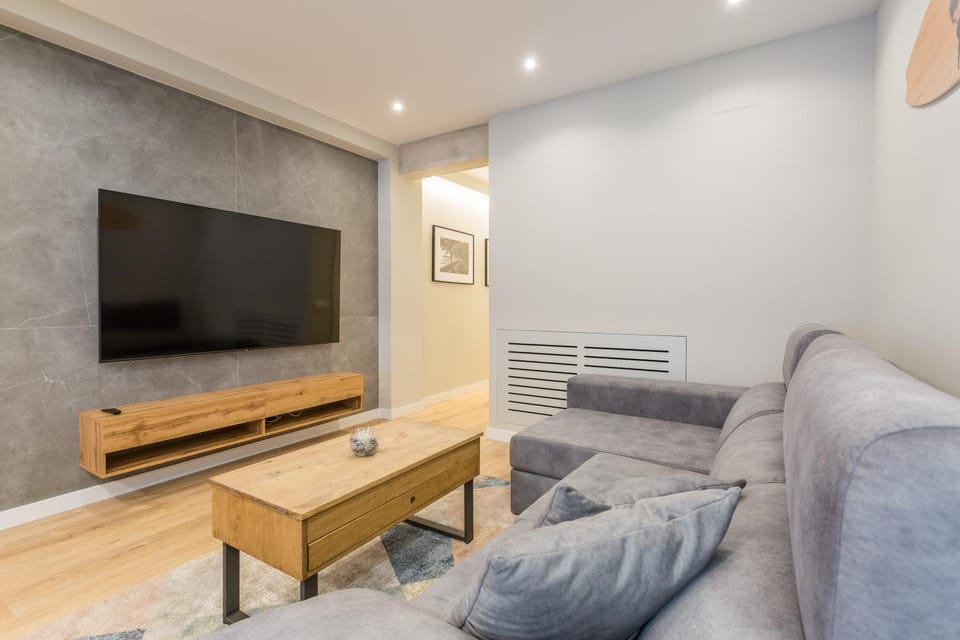 Communal lounge/ TV room, TV and multimedia, Living room, Seating area, Evening entertainment