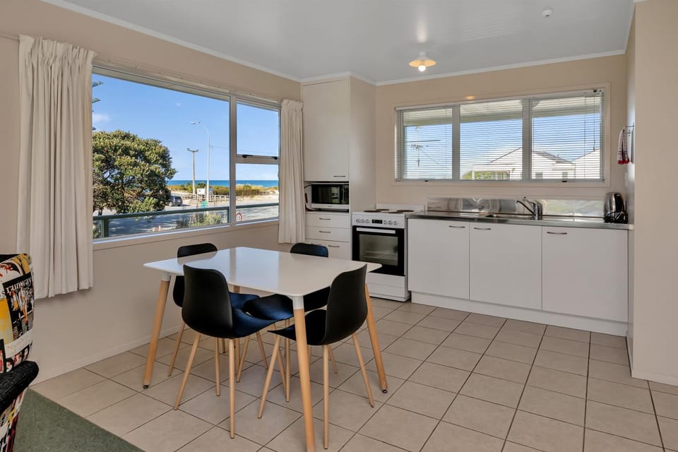 Kitchen or kitchenette, Dining area, oven, stove, toaster