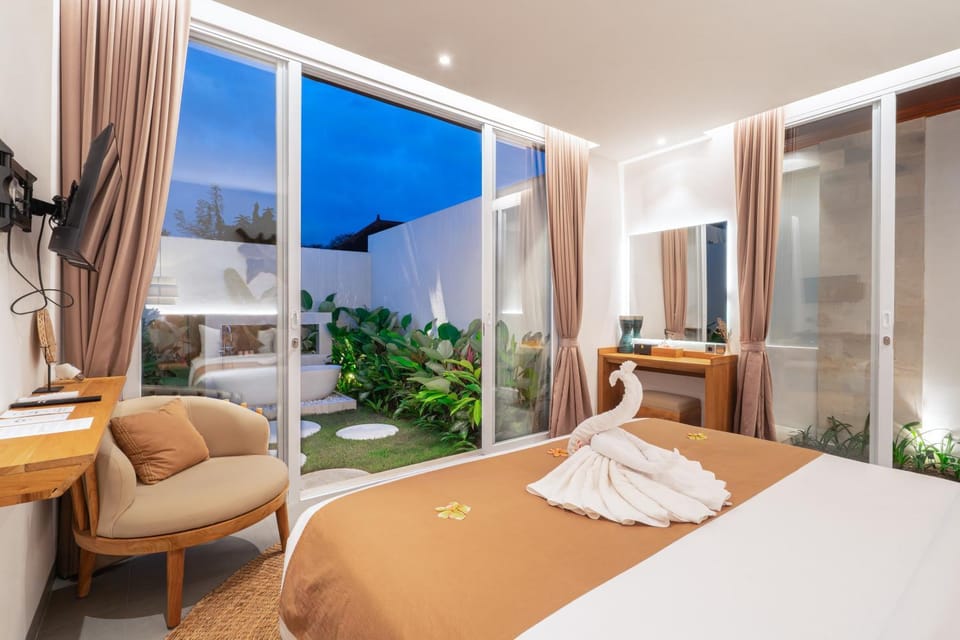Bed, TV and multimedia, View (from property/room), Bedroom, towels, air conditioner