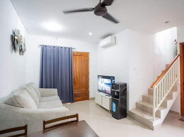 Town House, Modern Minimalis, Lokasi Strategis House in Kuta