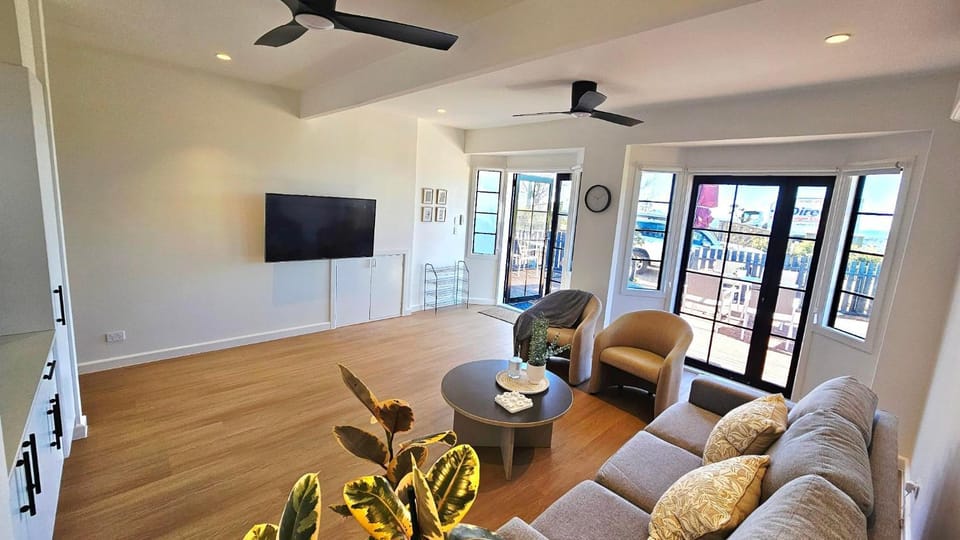 Communal lounge/ TV room, Seating area, Evening entertainment