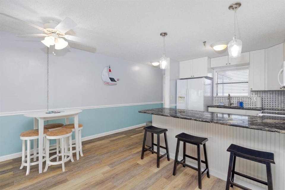 Topsail Tranquility - Oceanfront Comfort, Balcony Apartment in North Topsail Beach