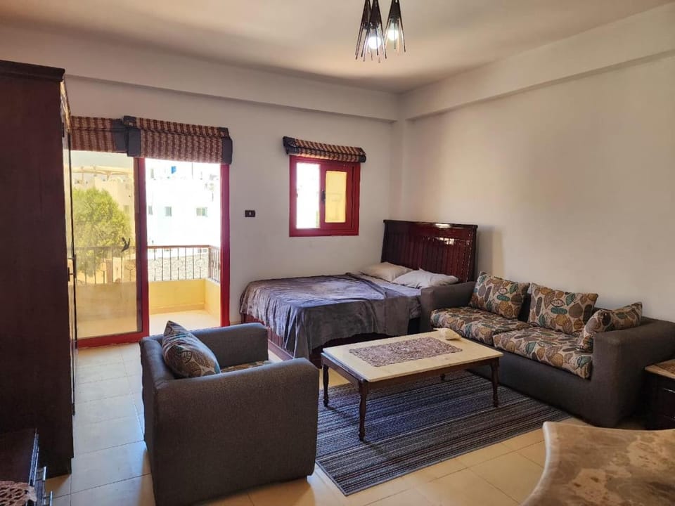 Bed, TV and multimedia, Living room, Photo of the whole room, Seating area, Bedroom