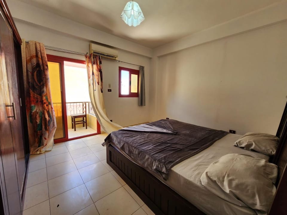 Bed, TV and multimedia, Photo of the whole room, Bedroom, towels