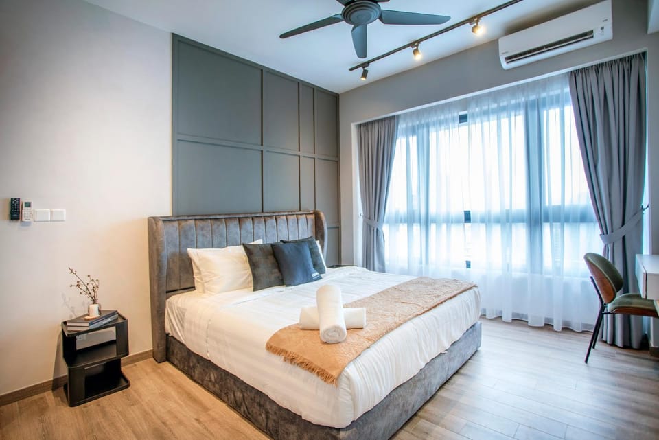 Bed, Photo of the whole room, Bedroom, towels
