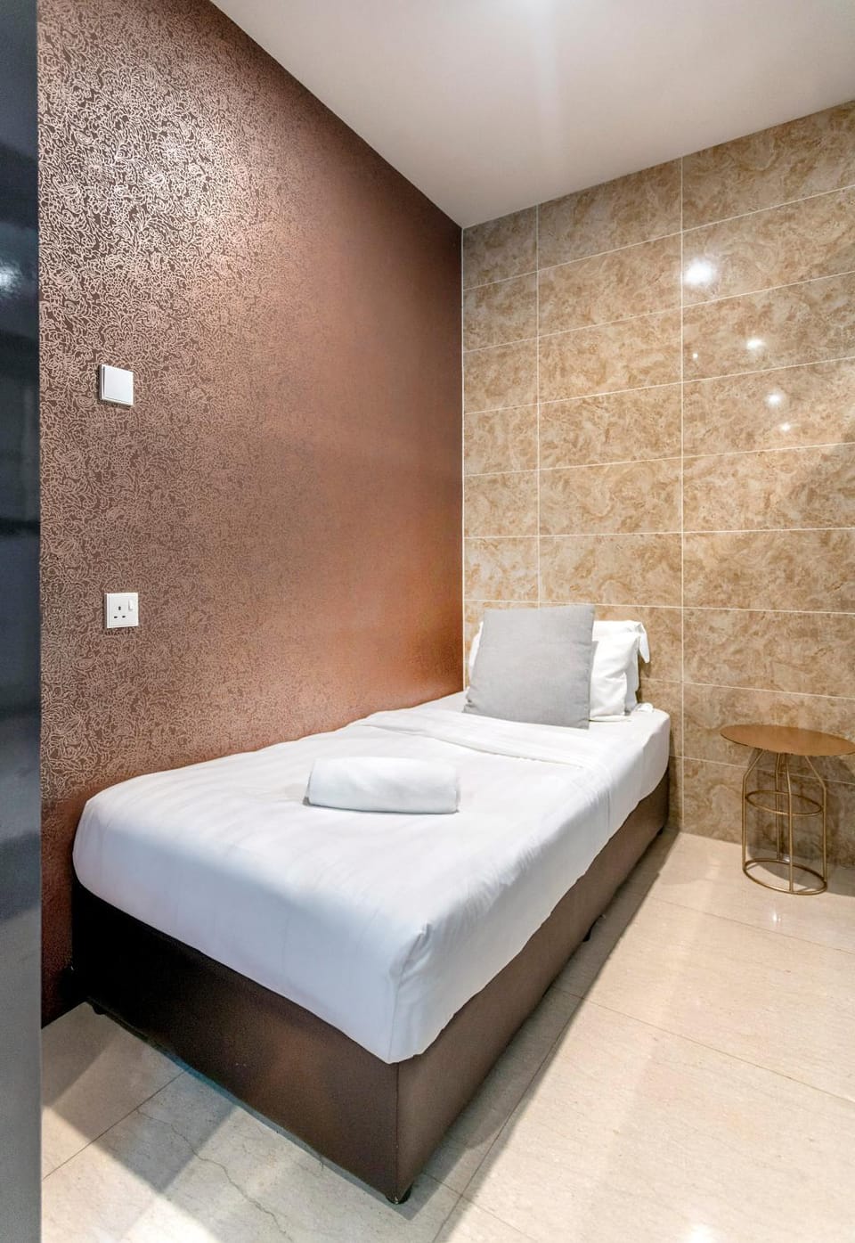 Bed, Bedroom, towels