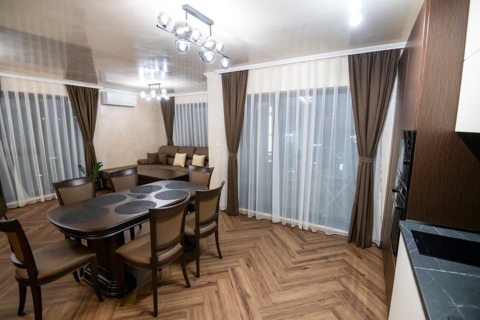 TV and multimedia, Living room, Seating area, Dining area, air conditioner