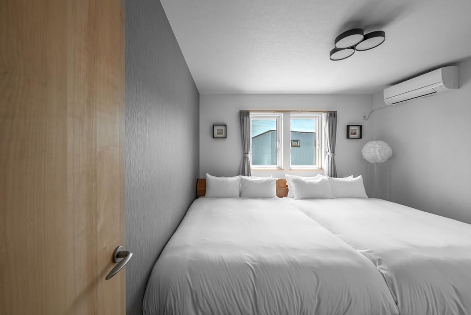 Bed, Bedroom, air conditioner