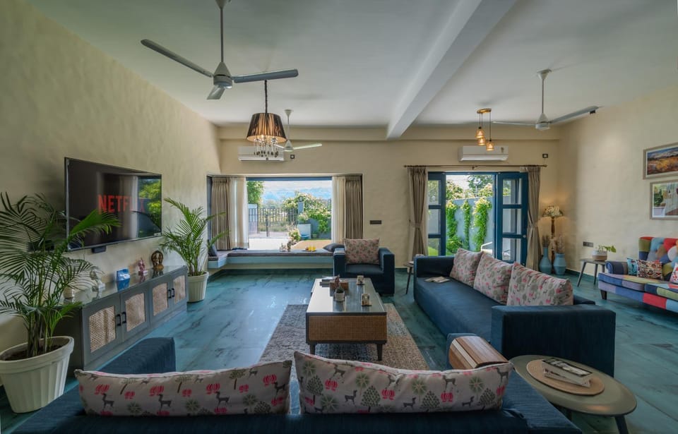 TV and multimedia, Living room, Seating area, Evening entertainment
