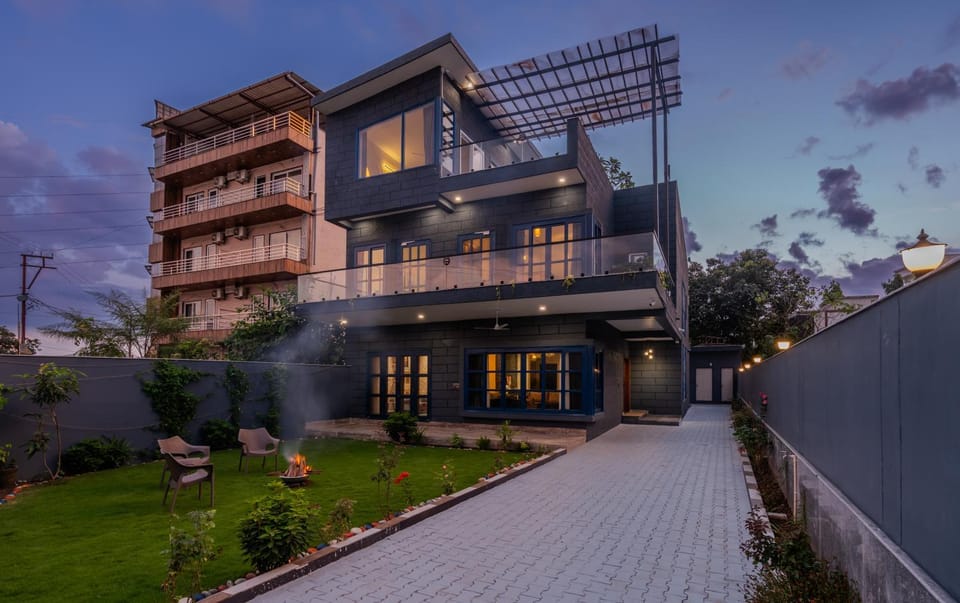 Property building, Day, Garden, Garden view