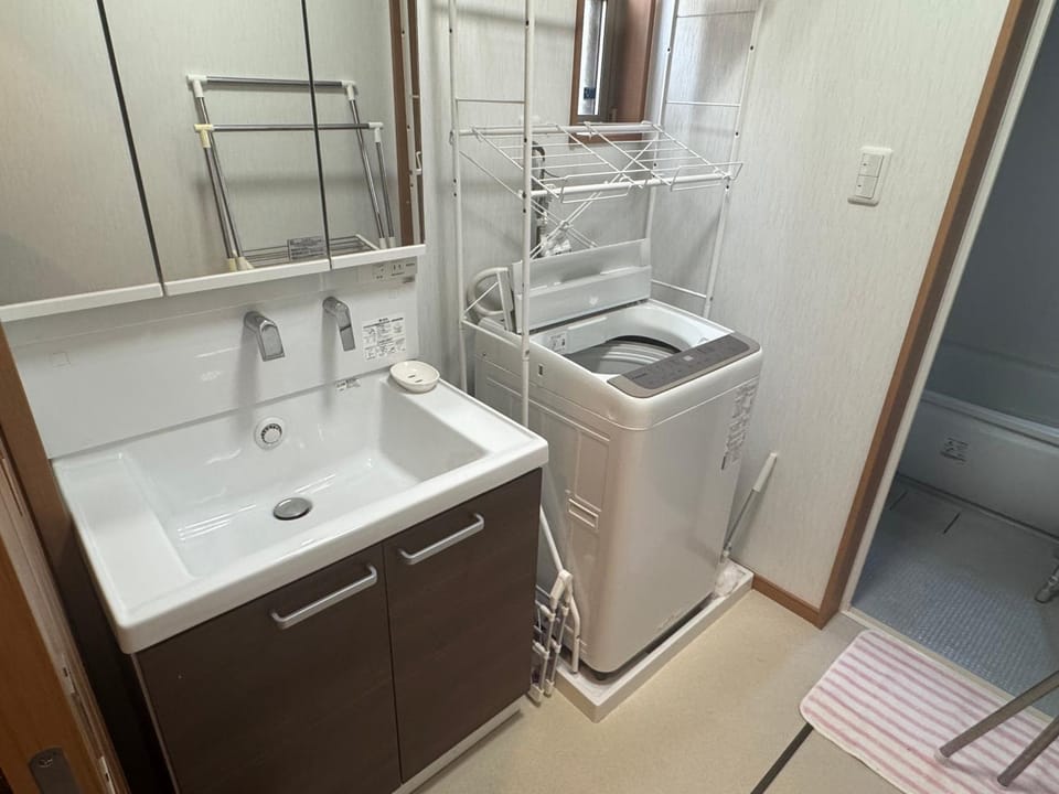 Shower, towels, washing machine