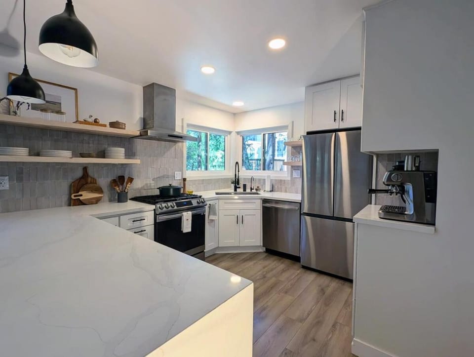 Fam & Pet Friendly Chalet w AC & BBQ - Top Rated House in Crestline