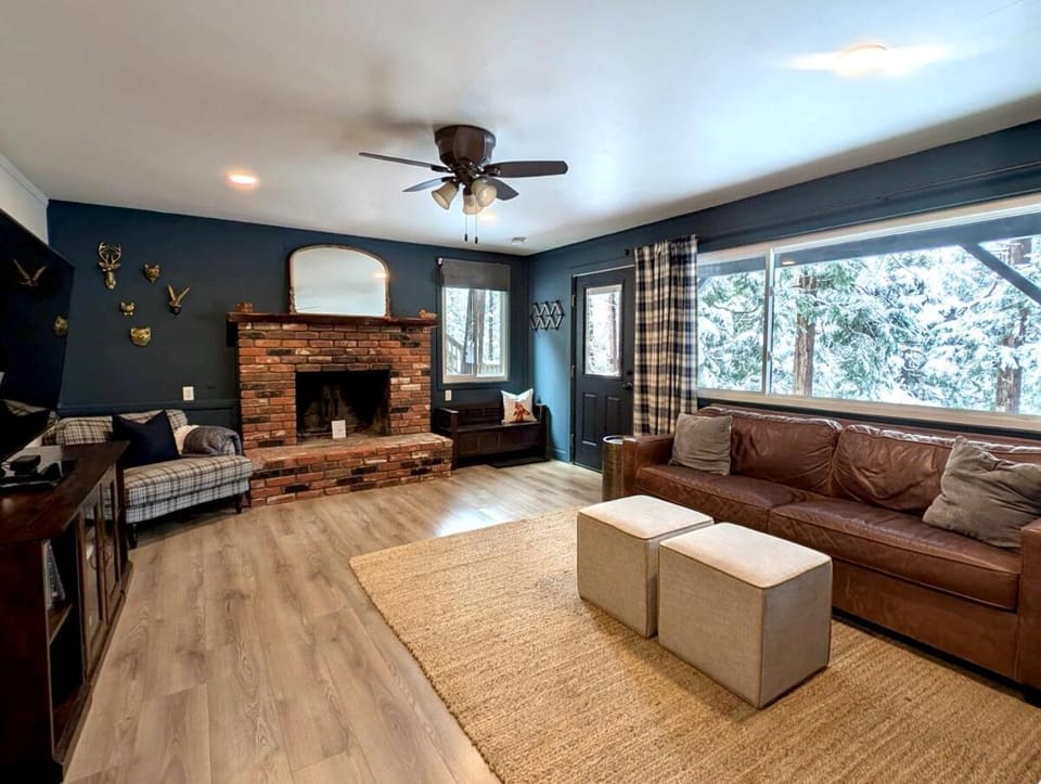 Fam & Pet Friendly Chalet w AC & BBQ - Top Rated House in Crestline