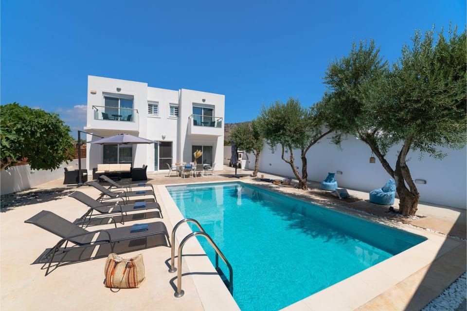 Property building, Patio, Day, Natural landscape, Pool view, Swimming pool, sunbed