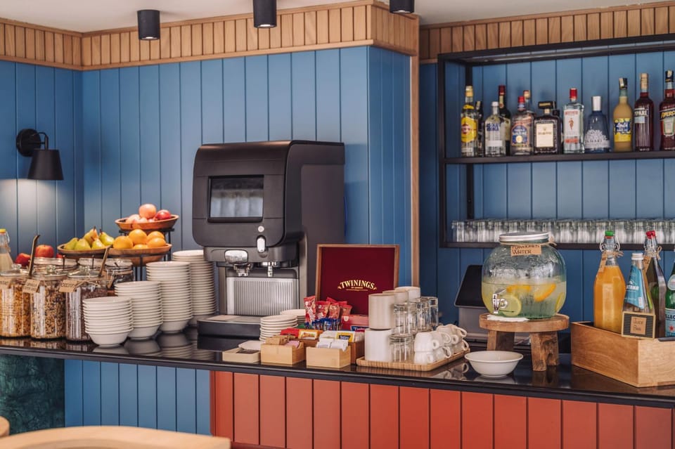 Coffee/tea facilities, Lounge or bar, Food and drinks, Dining area, Breakfast, Drinks