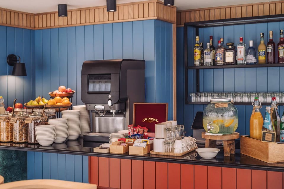 Coffee/tea facilities, Lounge or bar, Food and drinks, Dining area, Breakfast, Drinks