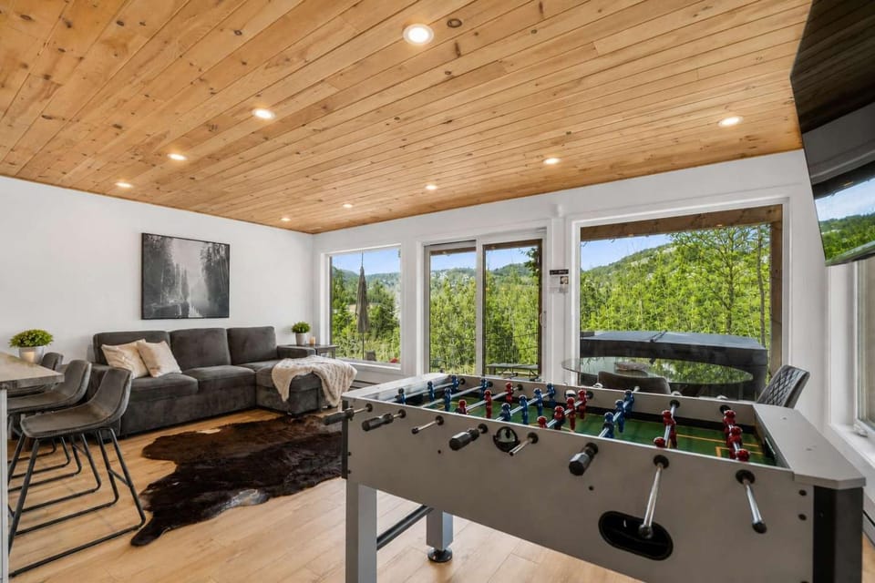 Foosball Spa & Sauna - Le Hors-Histe Chalet in Quebec