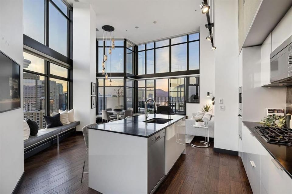 3-Level Modern Luxury Sub-Penhouse, Best Ocean & City Views - Prime Downtown Location Apartment in Vancouver