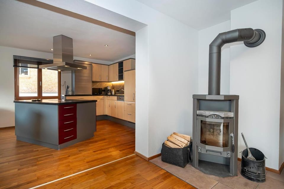 Kitchen or kitchenette, oven