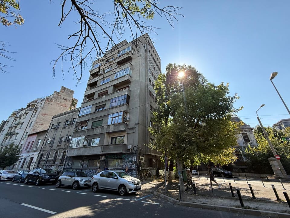Property building, Neighbourhood, Location, Parking