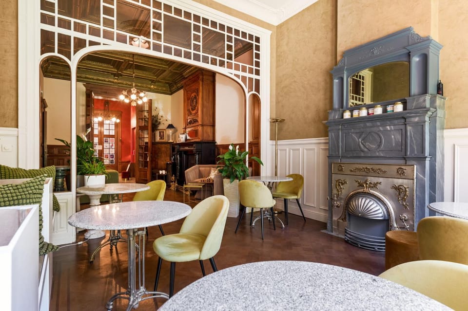 Living room, Seating area, Breakfast