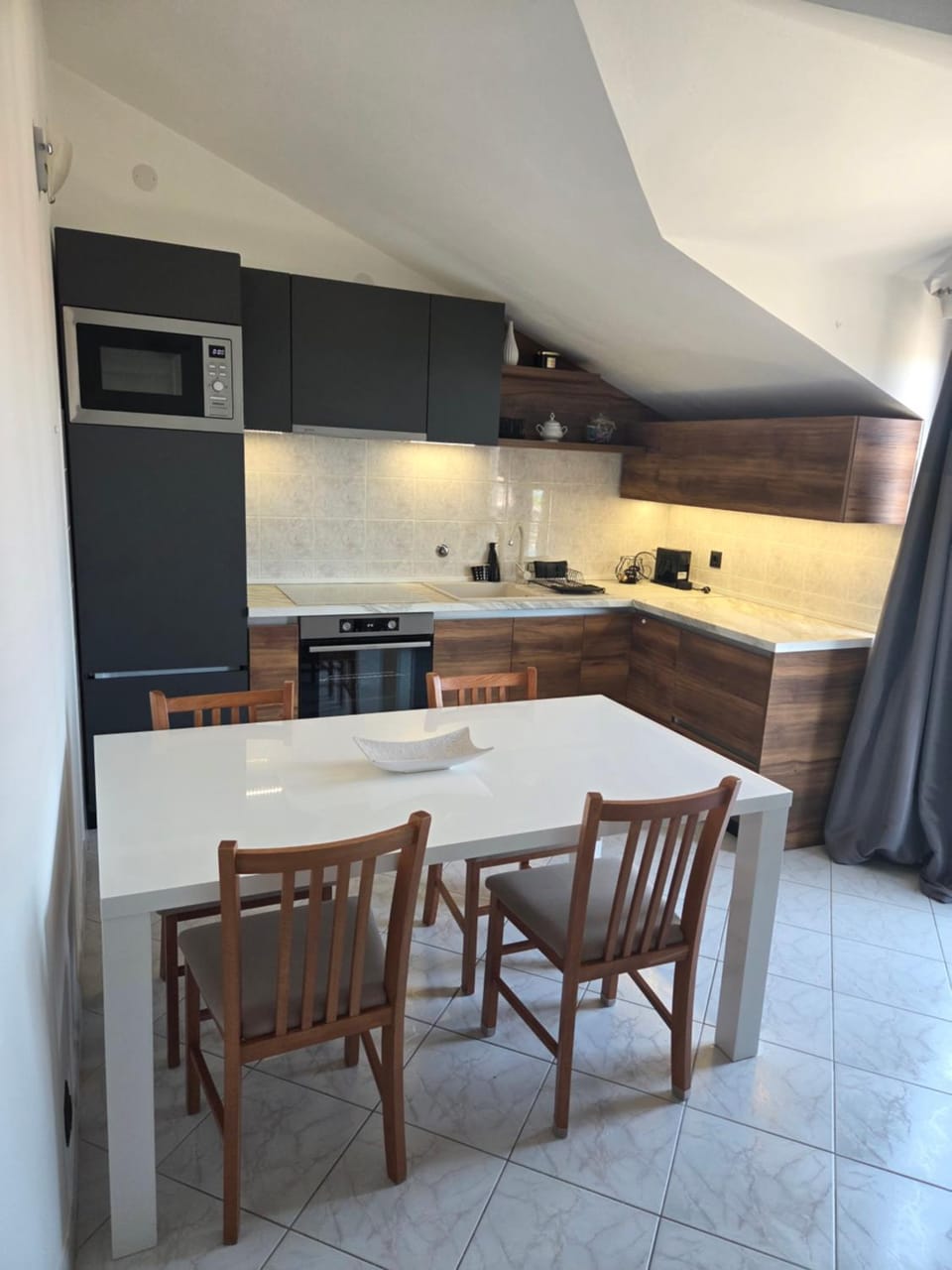 Kitchen or kitchenette, Dining area