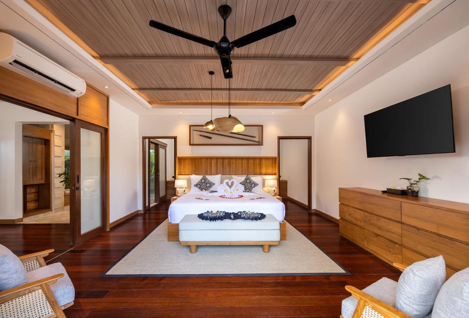 Bed, TV and multimedia, Photo of the whole room, Seating area, Bedroom, wardrobe, air conditioner