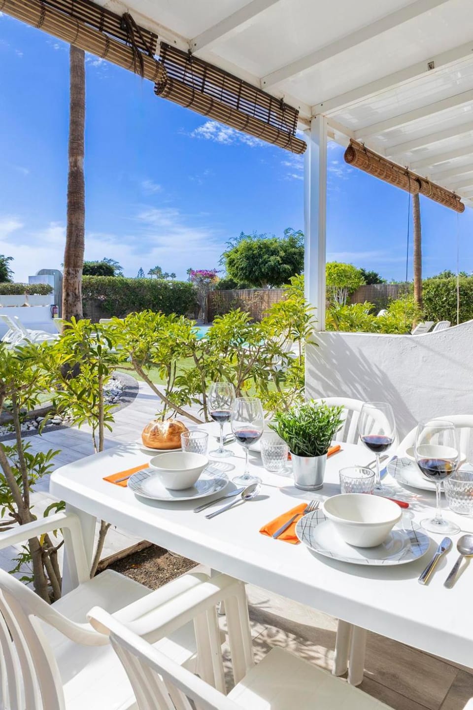 Day, Garden, Balcony/Terrace, Living room, Seating area, Garden view