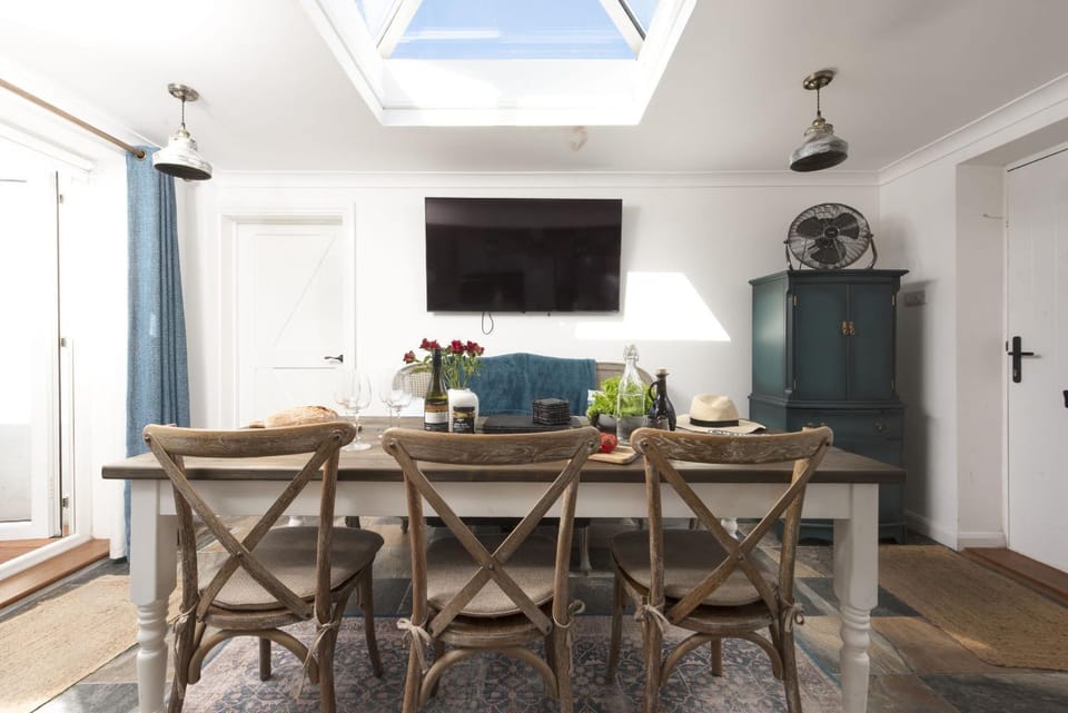TV and multimedia, Seating area, Dining area