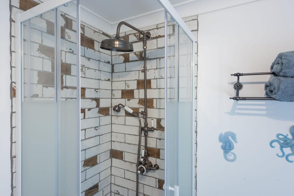 Shower, Bathroom, towels