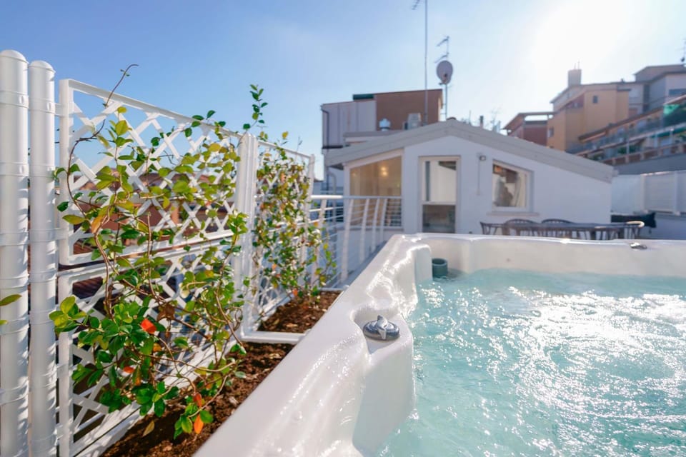 Property building, Hot Tub, Balcony/Terrace, Swimming pool