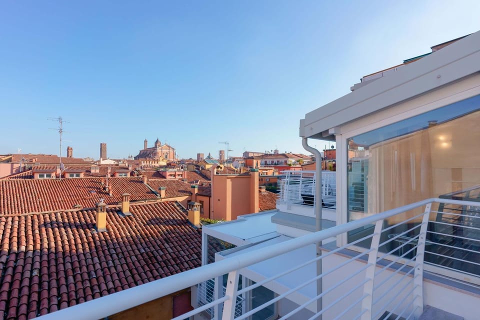 View (from property/room), Balcony/Terrace, City view