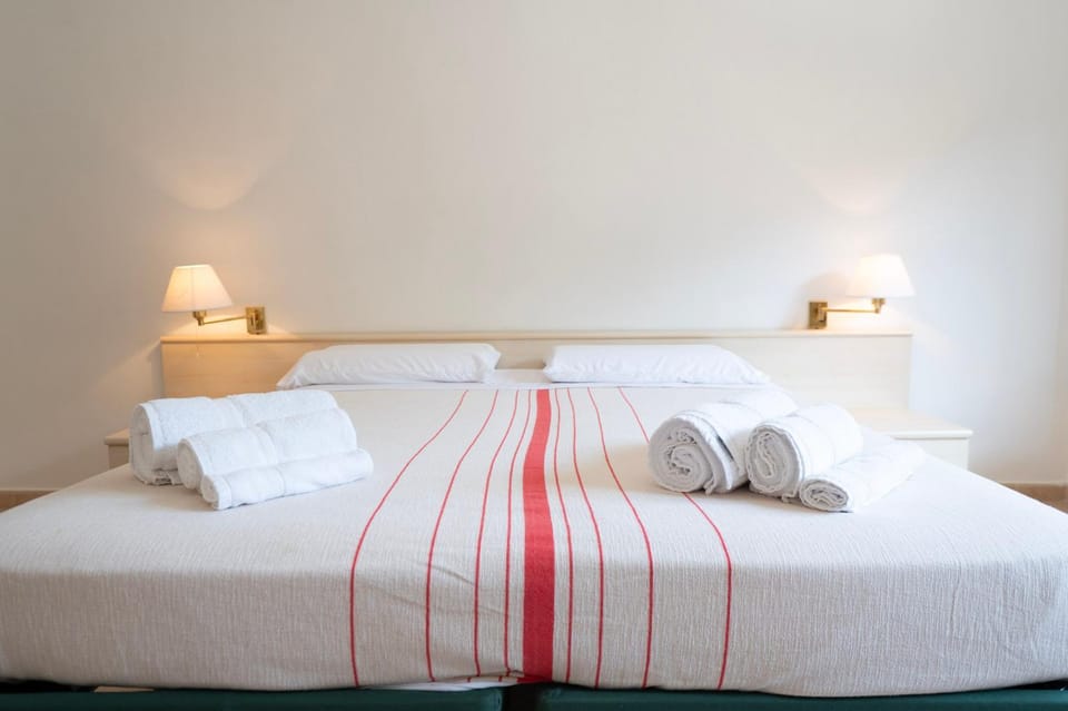 Photo of the whole room, Bedroom, Breakfast
